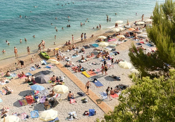 Dubrovnik Croacia Julio 2021 Una Multitud Personas Descansando Playa Cerca —  Fotos de Stock