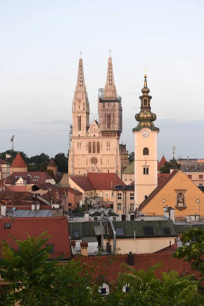 Αστικό Τοπίο Ζάγκρεμπ Τον Καθεδρικό Ναό Ζάγκρεμπ Και Την Εκκλησία — Φωτογραφία Αρχείου