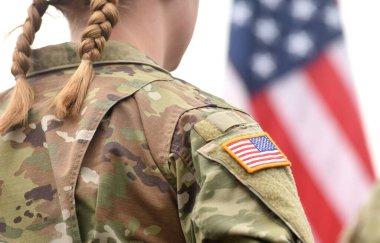 Amerikan askerleri Amerikan bayrağına bakıyor. Amerikan Ordusu. Amerika Birleşik Devletleri 'nin askeri güçleri. Anma günü. Gaziler Günü.
