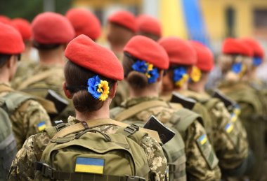 Kadın asker. Ordudaki kadın. Askeri üniformalı Ukrayna bayrağı. Ukrayna askerleri..