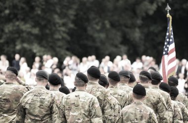 Kadın asker. Ordudaki kadın. Askeri üniformalı Ukrayna bayrağı. Ukrayna askerleri..