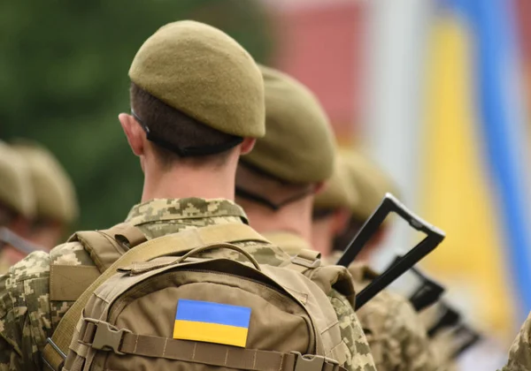 Ukrayna askeri. Orduda Ukraynalı. Askeri üniformalı Ukrayna bayrağı. Ukrayna askerleri..