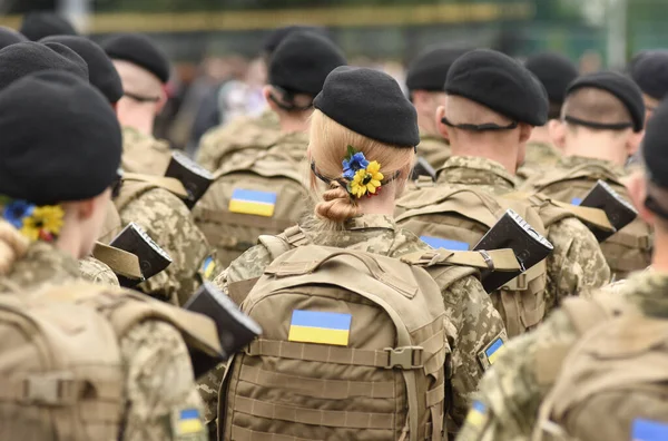 Żołnierzyk Kobieta Wojsku Ukraińska Flaga Mundurze Wojskowym Oddziały Ukrainy — Zdjęcie stockowe
