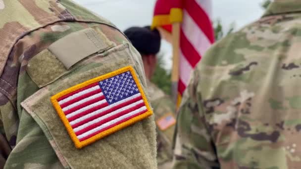 美国士兵 美国军队 美国军服上的美国补丁旗 士兵们从后面站在阅兵场上 老兵日 悼念日 — 图库视频影像