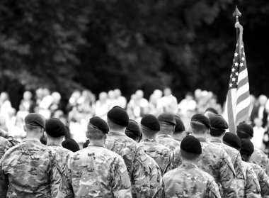 Amerikan askerleri. Amerikan ordusu. Amerika Birleşik Devletleri 'nin askeri güçleri. Askerler geçit törenine yürüyorlar. Gaziler Günü. Anma Günü.
