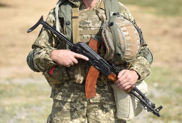 Солдат України Автоматом — стокове фото