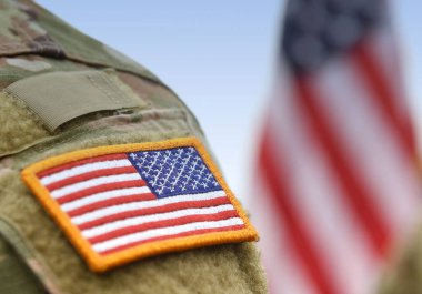 Amerikan askerleri. Amerikan ordusu. Amerikan askeri üniformasında ABD bayrağı var. Gaziler Günü. Anma Günü.