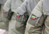 Litauische Streitkräfte. Litauische Flagge auf dem Arm der Soldaten. Litauische Militäruniform. Litauische Truppen