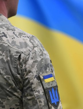 Ukrayna Silahlı Kuvvetleri. Ukrayna askeri. Orduda Ukraynalı. Askeri üniformada Ukrayna bayrağı. 