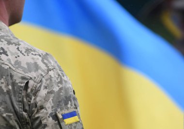Ukrayna Silahlı Kuvvetleri. Ukrayna askeri. Orduda Ukraynalı. Askeri üniformada Ukrayna bayrağı. 