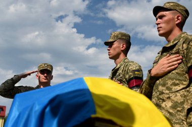 Lviv, Ukrayna - 13 Temmuz 2024: Lychakiv askeri mezarlığında Ukraynalı askerlerin cenazeleri.