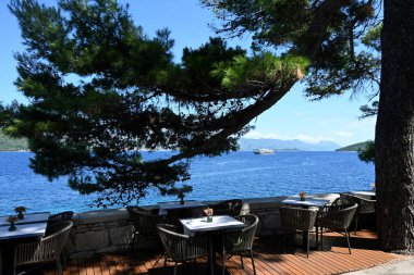 Adriyatik Denizi kıyısındaki bir kafede masalar. Akdeniz adası tatil beldesi. 