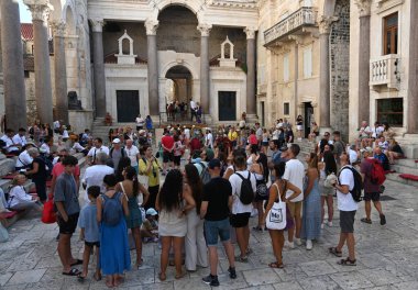 Split, Hırvatistan - 23 Ağustos 2025: Hırvatistan 'ın eski Split kentinin merkezinde turist kalabalığı