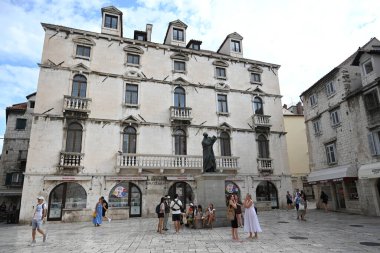 Split, Hırvatistan - 24 Ağustos 2025: Hırvatistan 'ın eski Split kentinin merkezinde bir halk