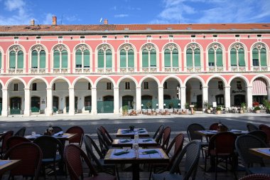 Split, Hırvatistan - 24 Ağustos 2025: Hırvatistan 'ın eski Split kentinde bir kafe