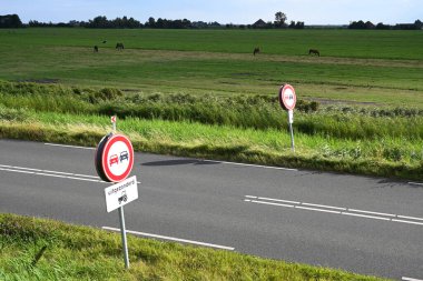 Monnickendam, Hollanda - 25 Ağustos 2024: Hollanda kırsalındaki yol.