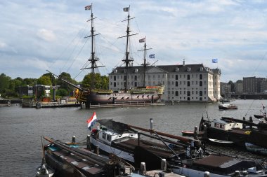 Amsterdam, Hollanda - 24 Ağustos 2024: Denizcilik Müzesi (Het Scheepvaartmuseum), Hollanda 'nın Amsterdam şehrinde bulunan bir denizcilik müzesidir..