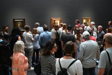 Amsterdam, Hollanda - 26 Ağustos 2024: Hollanda, Amsterdam 'daki Rijksmuseum' da ziyaretçi kalabalığı.