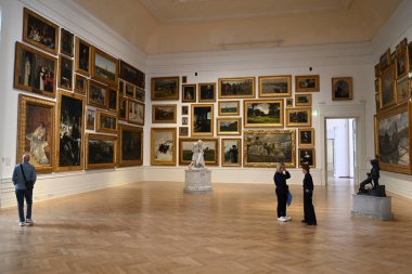 Roma, İtalya - 1 Kasım 2024: Roma 'daki Ulusal Modern ve Çağdaş Sanat Galerisi (La Galleria Nazionale) ziyaretçileri.