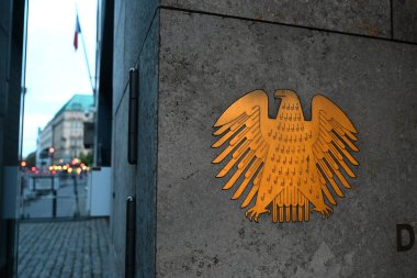 Berlin, Almanya - 2 Ağustos 2024: Alman Bundestag (Deutscher Bundestag) logosu Eingang Wilhelmstrabe binasında