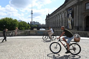 Berlin, Almanya - 3 Ağustos 2024: Berlin sokaklarında bir bisikletçi
