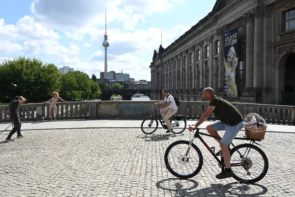 Berlin, Almanya - 3 Ağustos 2024: Berlin sokaklarında bir bisikletçi