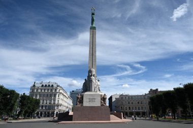 Riga, Letonya - 23 Temmuz 2024: Riga 'daki Özgürlük Anıtı, Letonya Bağımsızlık Savaşı sırasında öldürülen askerleri onurlandırdı (1918-1920).