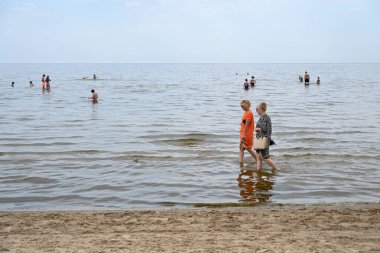 Jurmala, Letonya - 23 Temmuz 2024: İnsanlar Jurmala şehrindeki plajda dinleniyor.