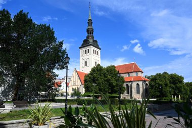 Tallinn, Estonya - 24 Temmuz 2024: Tallinn, Estonya 'daki Aziz Nicholas Kilisesi ve Niguliste Müzesi