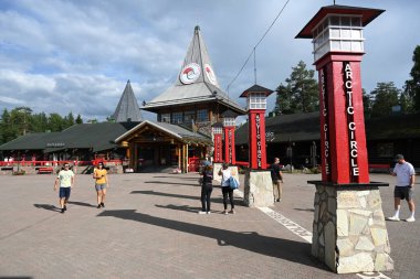 Rovaniemi, Finlandiya - 27 Temmuz 2024: Kuzey Kutup Dairesi yakınlarındaki Rovaniem şehrinin Noel Baba Köyü 'ndeki Kuzey Kutup Dairesi sınırı.