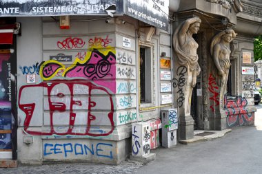 Bükreş, Romanya - 13 Haziran 2025: Bükreş şehir merkezindeki binalara grafiti ve çizimler.