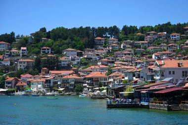 Ohri, Kuzey Makedonya - 16 Haziran 2025: Ohri Gölü kıyısındaki Ohri kasabası.