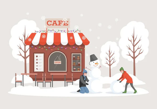 Счастливые улыбающиеся мужчина и женщина в теплой зимней одежде делают снеговика возле зимнего кафе в городском парке. — стоковый вектор