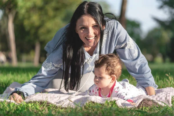 Lycklig Mor Med Bedårande Liten Flicka Som Ligger Picknick Filt — Stockfoto