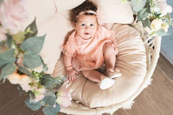 Niña Inocente Sentada Una Silla Oscilante Decorativa Suspendida Casa —  Fotos de Stock