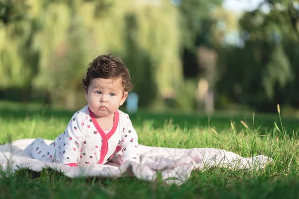 Söt Liten Flicka Sitter Filt Parken — Stockfoto