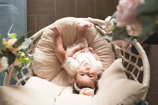 Adorable Bébé Fille Regardant Vers Haut Assis Sur Chaise Oscillante — Photo