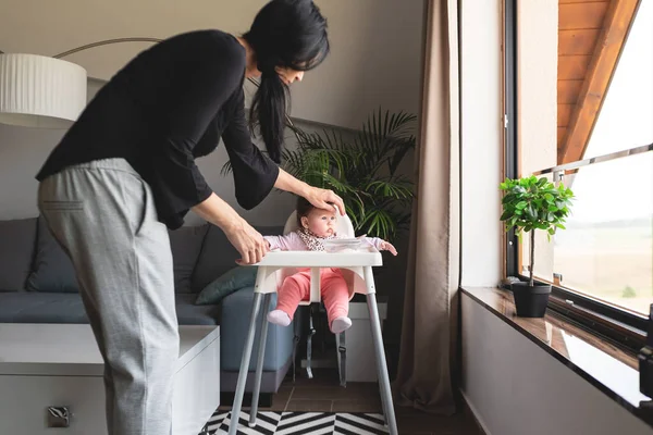 Älskande Mor Stroking Bedårande Liten Dotter Sitter Barnstol Hemma — Stockfoto