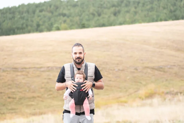 Älskade Far Med Dotter Barnvagn Vandringsturen — Stockfoto