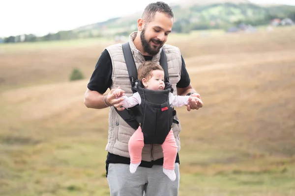 Lycklig Far Med Dotter Babybäraren Vandringen — Stockfoto