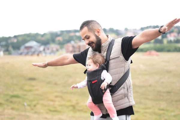 Lekfull Far Låtsas Flyga Med Dotter Barnvagn Vandringsturen — Stockfoto