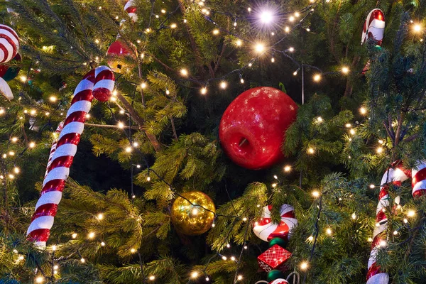 Karácsonyfa Díszített Koszorúk Karácsonyi Cukorka Különböző Baubles Újévi Dekoráció Közelkép — Stock Fotó
