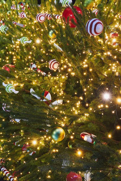 Όμορφο Χριστουγεννιάτικο Δέντρο Διακοσμημένο Γιρλάντες Χριστουγεννιάτικες Καραμέλες Και Διάφορα Πολύχρωμα — Φωτογραφία Αρχείου