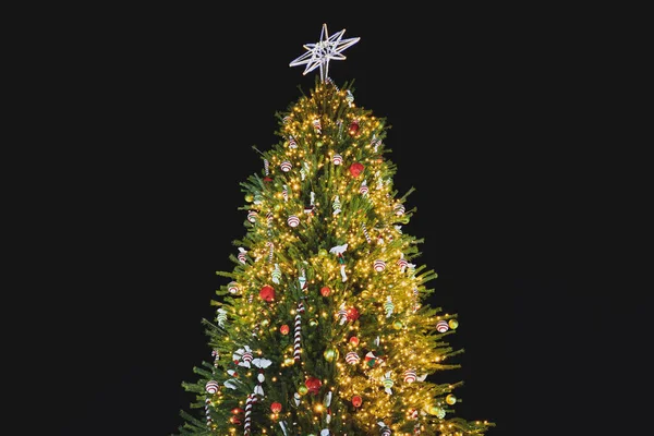 Gyönyörű Karácsonyfa Díszített Koszorúk Karácsonyi Cukorkák Különböző Színes Baubles Újévi — Stock Fotó