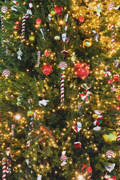 Gyönyörű Karácsonyfa Díszített Koszorúk Karácsonyi Cukorkák Különböző Színes Baubles Újévi — Stock Fotó