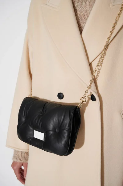 Fille Manteau Beige Avec Sac Main Cuir Noir Sur Une — Photo