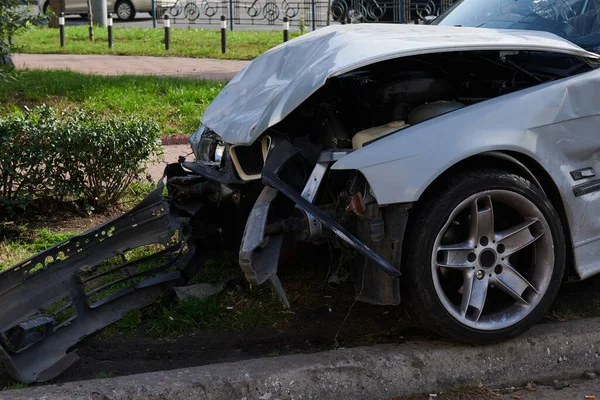 Ασημένιο Αυτοκίνητο Μετά Από Ένα Τρομερό Ατύχημα Πρόσθιο Και Πλευρικό — Φωτογραφία Αρχείου