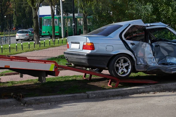 Korkunç Bir Kazadan Sonra Gümüş Rengi Bir Araba Yan Çarpma — Stok fotoğraf