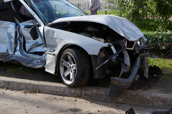 Ασημένιο Αυτοκίνητο Μετά Από Ένα Τρομερό Ατύχημα Πρόσθιο Και Πλευρικό — Φωτογραφία Αρχείου