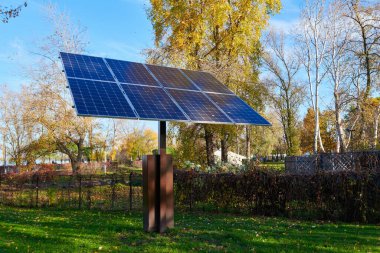 Güneşli bir günde parktaki güneş panelleri. Güzel bir sonbahar günü. Çevre koruma konsepti fotoğrafı. Yatay resim. 